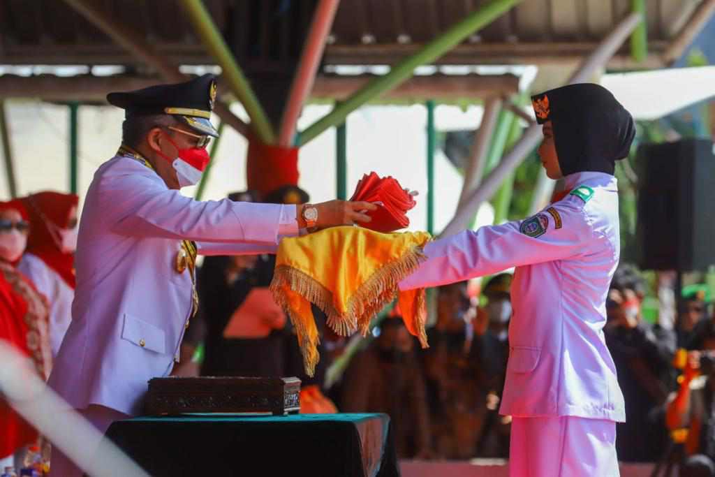 Bendera Merah Putih Sukses Berkibar Pada Upacara Peringatan HUT RI Ke ...